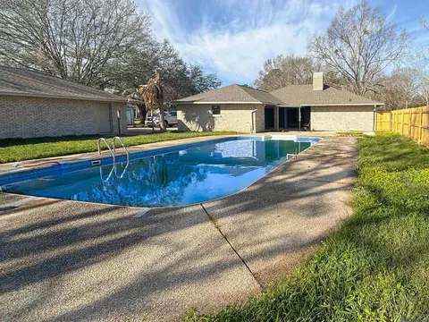 12472 Gravois Subd Rd, Gonzales, LA 70737