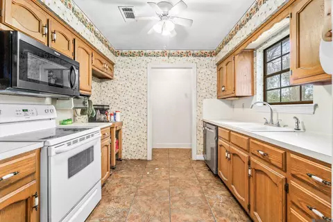 Kitchen - 11336 Sheets Rd, Gonzales, LA 70737 photo 1 of 1