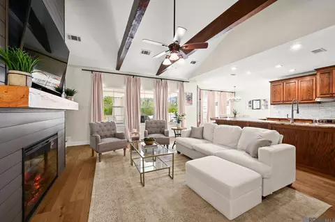 Living - 16198 Blackstone Dr, Pride, LA 70770 photo 2 of 3