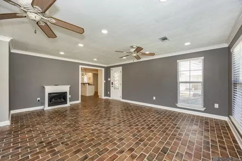 Living - 17267 Lavell Rd, Pride, LA 70770 photo 3 of 5