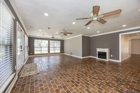 Living - 17267 Lavell Rd, Pride, LA 70770 photo 2 of 5