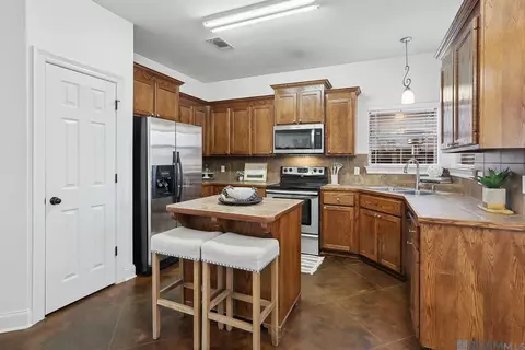 Kitchen - 12743 Roe Dr, Walker, LA 70785 photo 2 of 2
