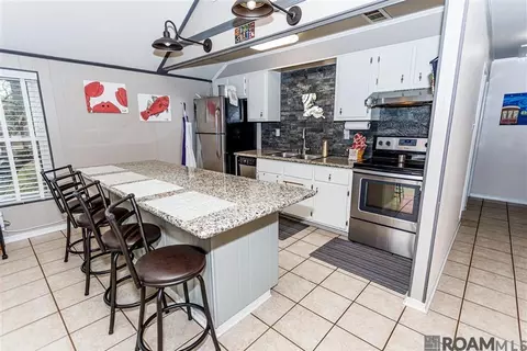 Kitchen - 32786 Cypress Dr, Springfield, LA 70462 photo 2 of 3