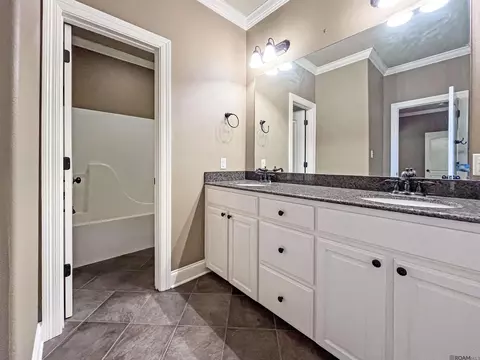 Bath - 12395 Pendarvis Ln, Walker, LA 70785 photo 4 of 4