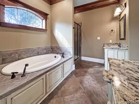 Bath - 12395 Pendarvis Ln, Walker, LA 70785 photo 2 of 4
