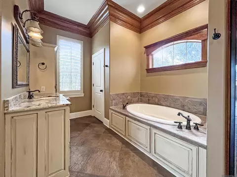 Bath - 12395 Pendarvis Ln, Walker, LA 70785 photo 3 of 4