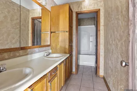 Bath - 33300 Nancy Dr, Walker, LA 70785 photo 1 of 2