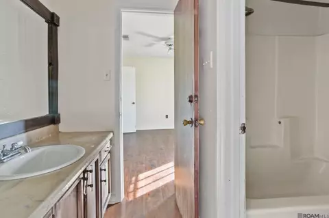 Bath - 33300 Nancy Dr, Walker, LA 70785 photo 2 of 2