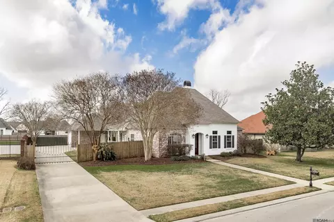2067 Willow Gln, Port Allen, LA 70767