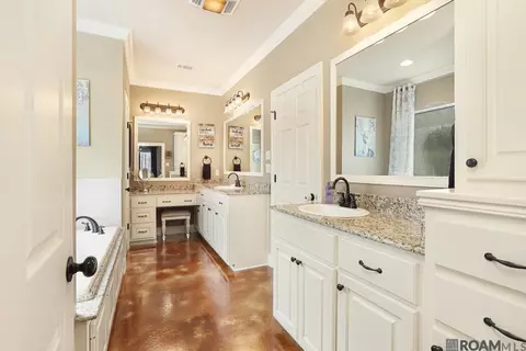 Bath - 13275 Brookcrest Dr, Walker, LA 70785 photo 2 of 4