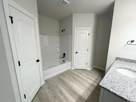 Bath - 32556 White Bloom Ln, Walker, LA 70785 photo 3 of 3