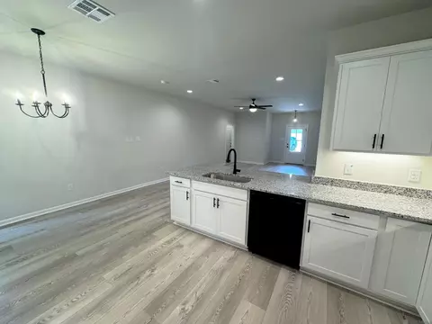 Kitchen - 32556 White Bloom Ln, Walker, LA 70785 photo 4 of 4