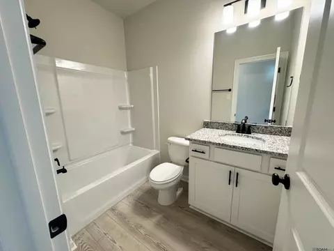 Bath - 32556 White Bloom Ln, Walker, LA 70785 photo 1 of 3