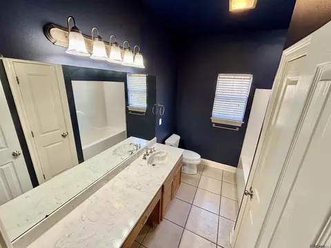 Bath - 12472 Winter Ridge Dr, Walker, LA 70785 photo 1 of 3