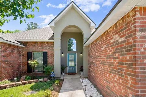 12806 Diamond Lake Dr, Walker, LA 70785