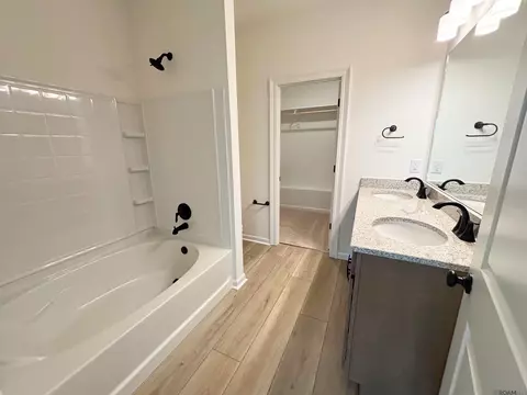 Bath - 32550 White Bloom Ln, Walker, LA 70785 photo 2 of 2