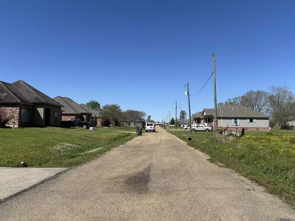  Don Lou Rd, Gonzales, LA 70737 photo 5
