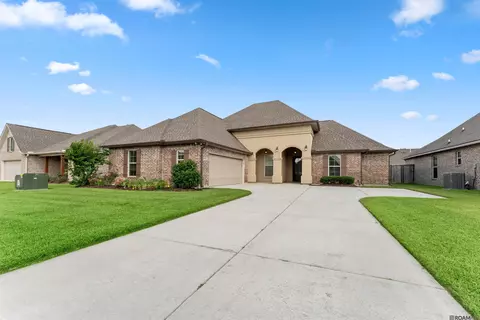 8819 Shephard Dr, Denham Springs, LA 70726