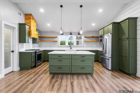 Kitchen - 32145 Tiboe Plz, Springfield, LA 70462 photo 2 of 5