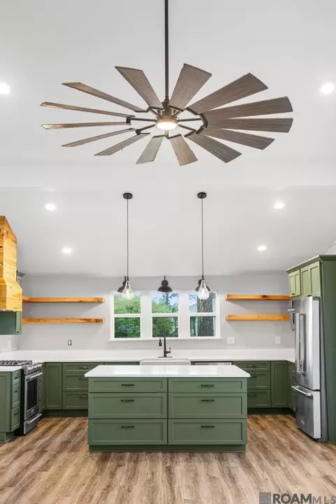 Kitchen - 32145 Tiboe Plz, Springfield, LA 70462 photo 3 of 5