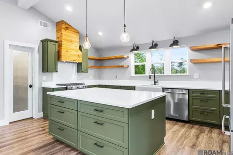 Kitchen - 32145 Tiboe Plz, Springfield, LA 70462 photo 4 of 5