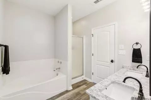 Bath - 30438 Jo Ann St, Walker, LA 70785 photo 2 of 3
