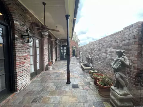 2622 Bocage Lake Dr, Baton Rouge, LA 70809