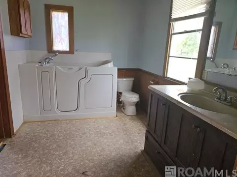 Bath - 208 Bowman St, Berwick, LA 70342 photo 2 of 3