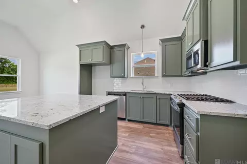 Kitchen - 14641 Carroll Ave, Walker, LA 70785 photo 3 of 4
