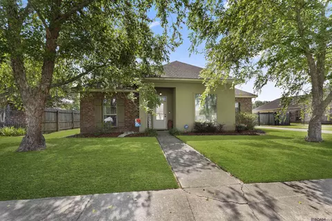 6128 Woodside Dr, Zachary, LA 70791