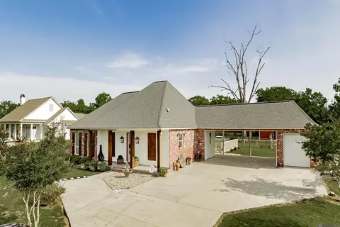 8918 Singleton Rd, Port Allen, LA 70767