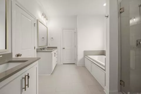 Bath - 236 Sophia Dr, Luling, LA 70070 photo 2 of 4