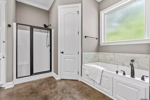 Bath - 15822 Blackstone Dr, Pride, LA 70770 photo 2 of 4