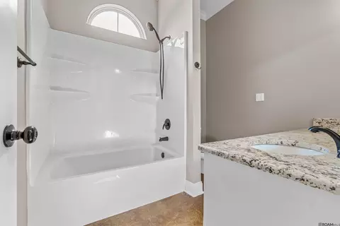 Bath - 15822 Blackstone Dr, Pride, LA 70770 photo 3 of 4