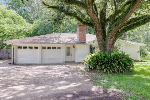 5666 Mapleton Dr, Greenwell Springs, LA 70739