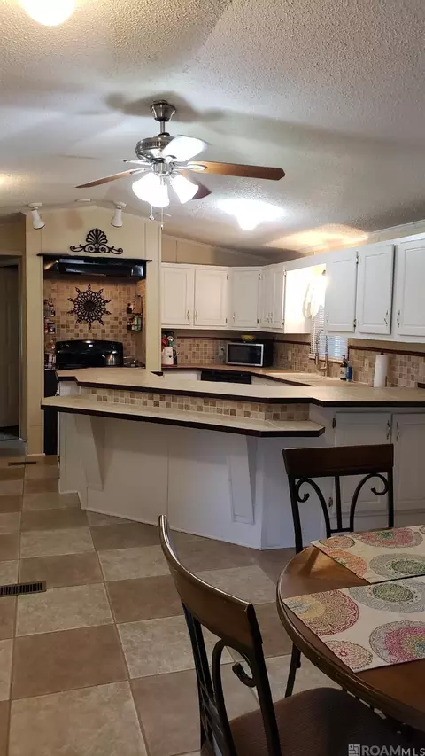 15064 W Beaver Dr, Pride, LA 70770 photo 4