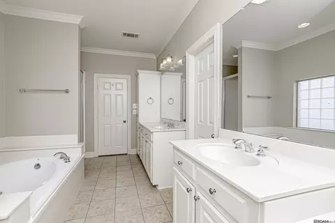 Bath - 13351 Sunny Ln, Walker, LA 70785 photo 3 of 4