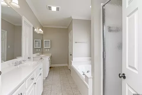Bath - 13351 Sunny Ln, Walker, LA 70785 photo 1 of 4