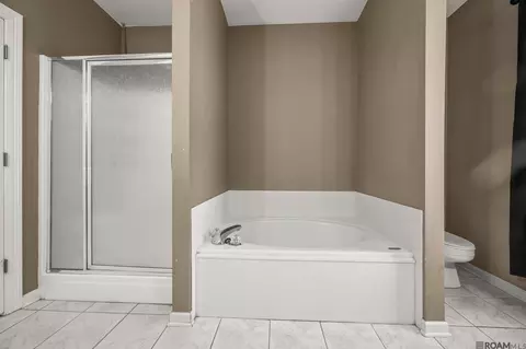 Bath - 4601 Fourchon Dr, Baker, LA 70714 photo 3 of 4