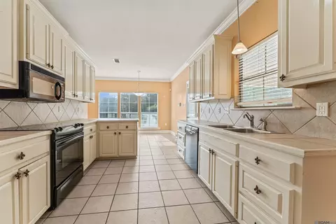 Kitchen - 13388 Sunny Ln, Walker, LA 70785 photo 2 of 2