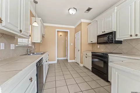 Kitchen - 13388 Sunny Ln, Walker, LA 70785 photo 1 of 2