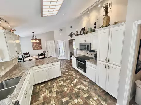 Kitchen - 13931 Lynn St, Walker, LA 70785 photo 3 of 4
