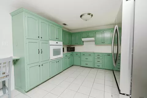 Kitchen - 32350 Sasser Ln, Walker, LA 70785 photo 2 of 3