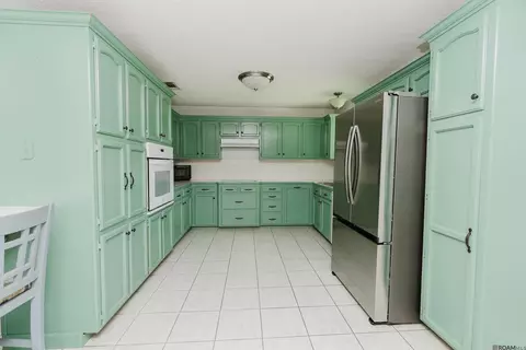 Kitchen - 32350 Sasser Ln, Walker, LA 70785 photo 1 of 3