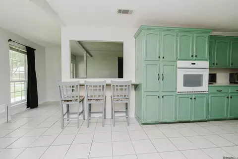 Kitchen - 32350 Sasser Ln, Walker, LA 70785 photo 3 of 3