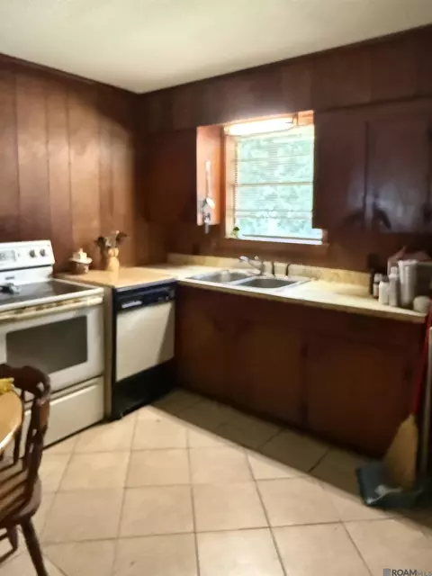Kitchen - 32031 Shelly Dr, Springfield, LA 70462 photo 1 of 1