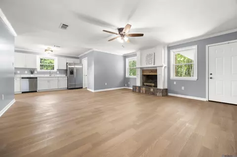 Living - 7151 Dyer Rd, Baker, LA 70714 photo 1 of 4