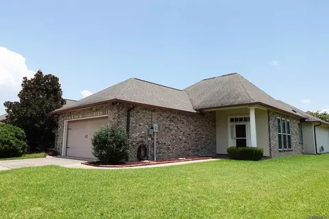 902 Woodhue Dr, Village St. George, LA 70810