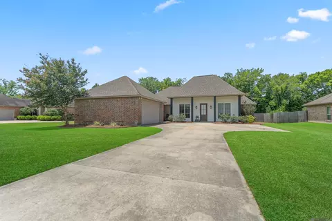 712 Esperanza Dr, Port Allen, LA 70767