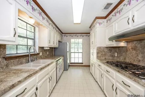 Kitchen - 14913 Crystal Dr, Pride, LA 70770 photo 2 of 4